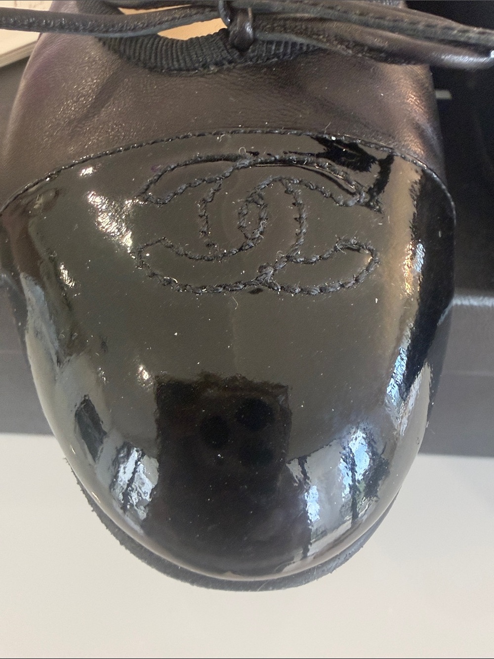 CHANEL Black Leather Cap-Toe Ballet Flats with Patent CC - Picture 2 of 13